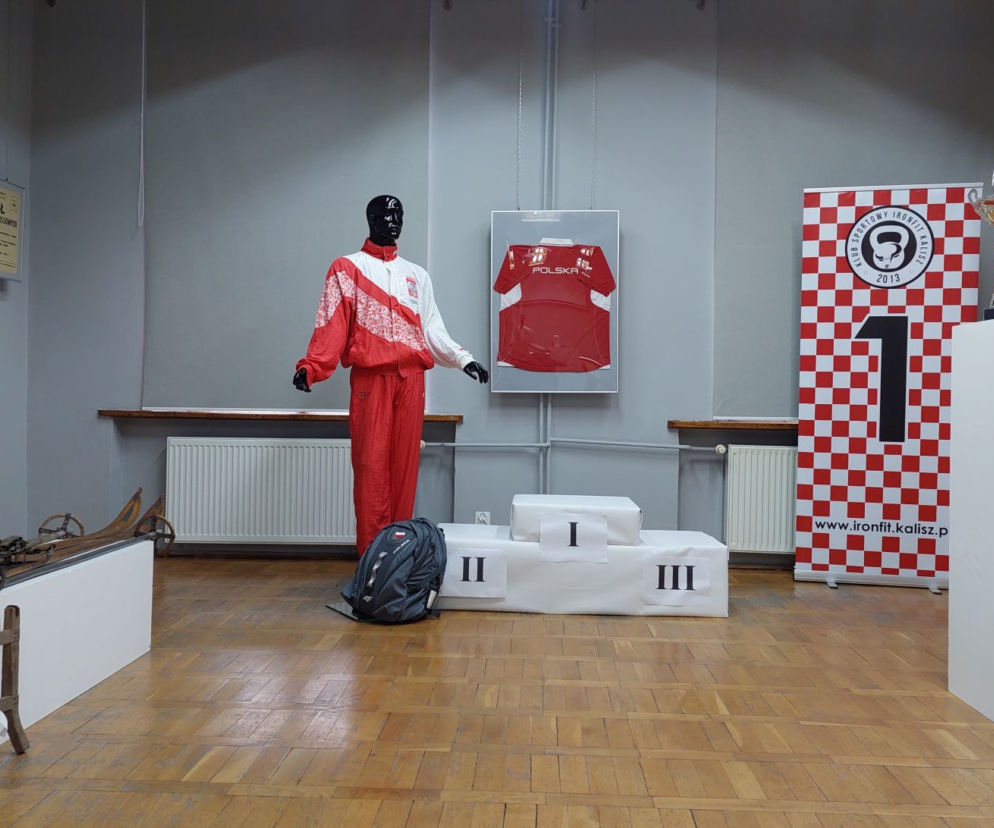 Sportowe pamiątki kaliszan na wystawie w bibliotece
