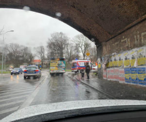 Samochód wjechał w wiadukt kolejowy