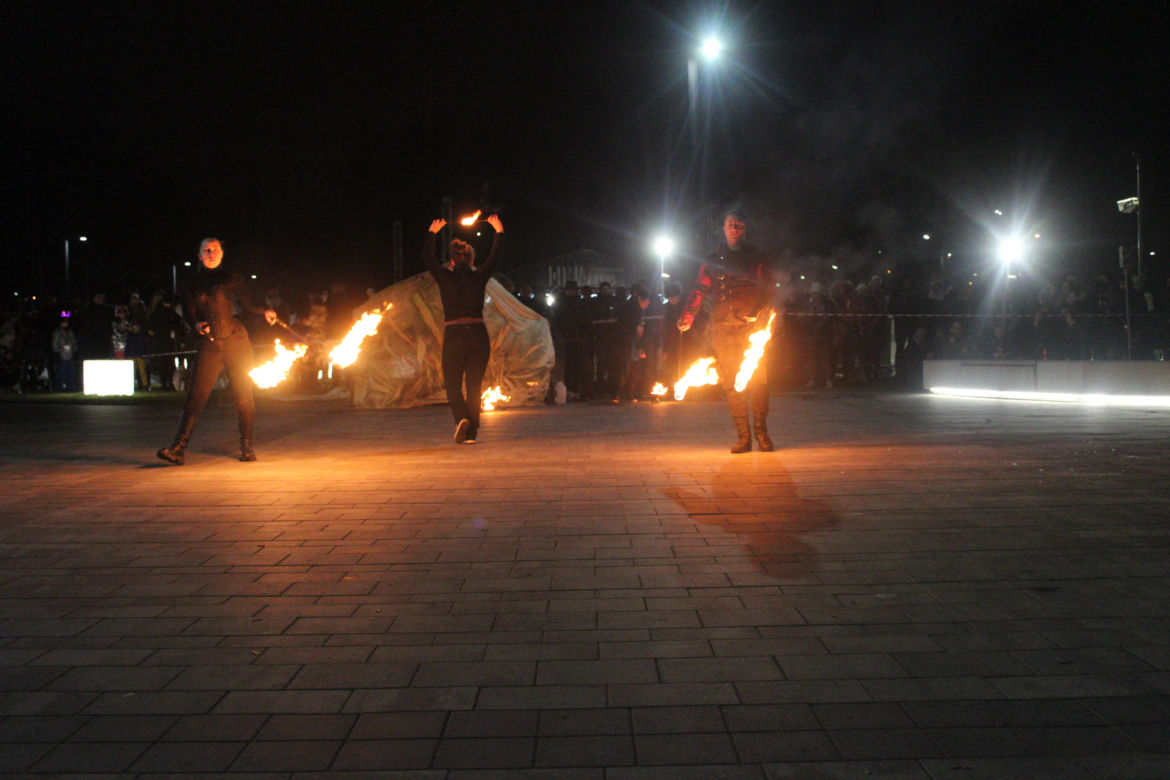 WOŚP 2023 w Krakowie: Fire Show w Nowej Hucie w wykonaniu grupy Spontan Fire