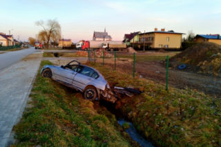 Dachowanie BMW w Kupnie. Samochód uderzył w przepust drogowy [ZDJĘCIA]