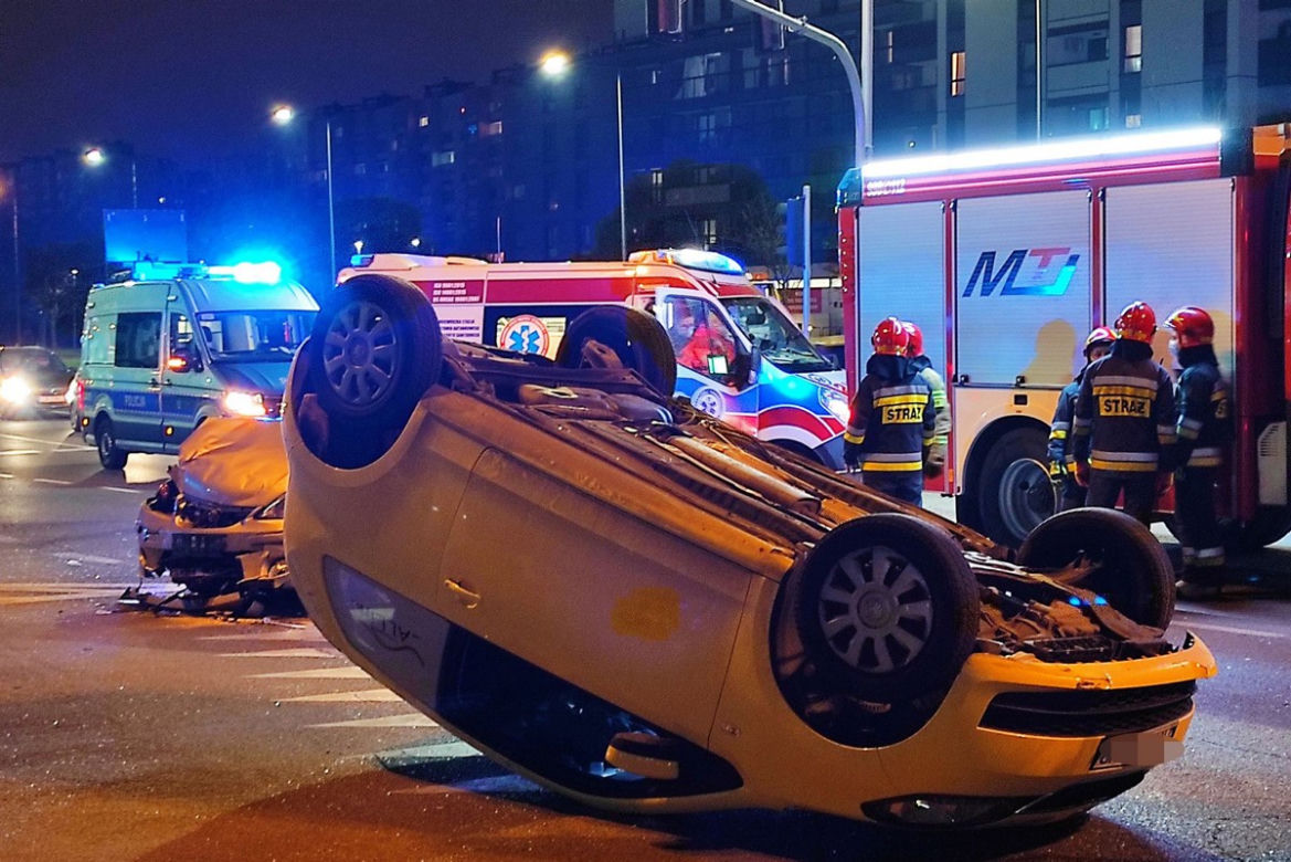 Wypadek na Ostrobramskiej. Skoda dachowała. Kobieta w ciąży w szpitalu 