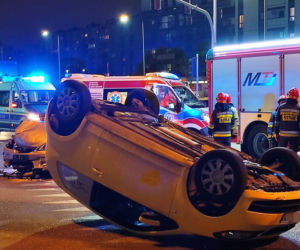 Wypadek na Ostrobramskiej. Skoda dachowała. Kobieta w ciąży w szpitalu 