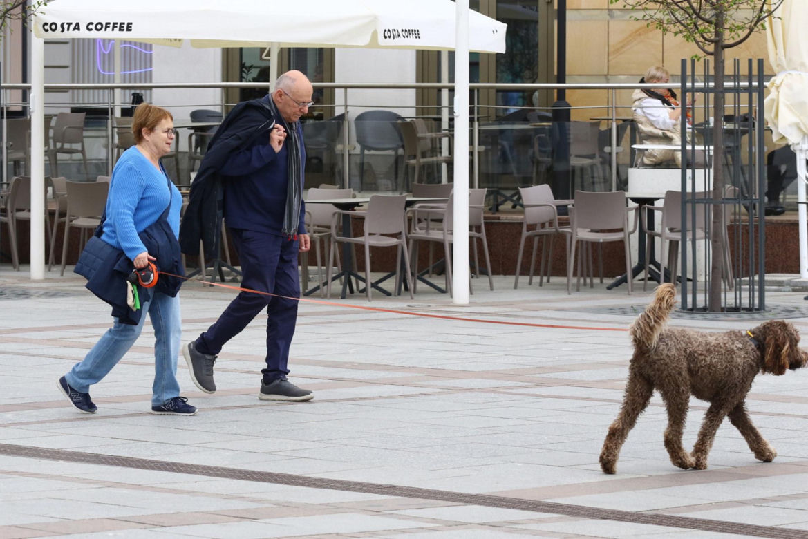 Ilona Łepkowska z mężem i psem na spacerze w Sopocie