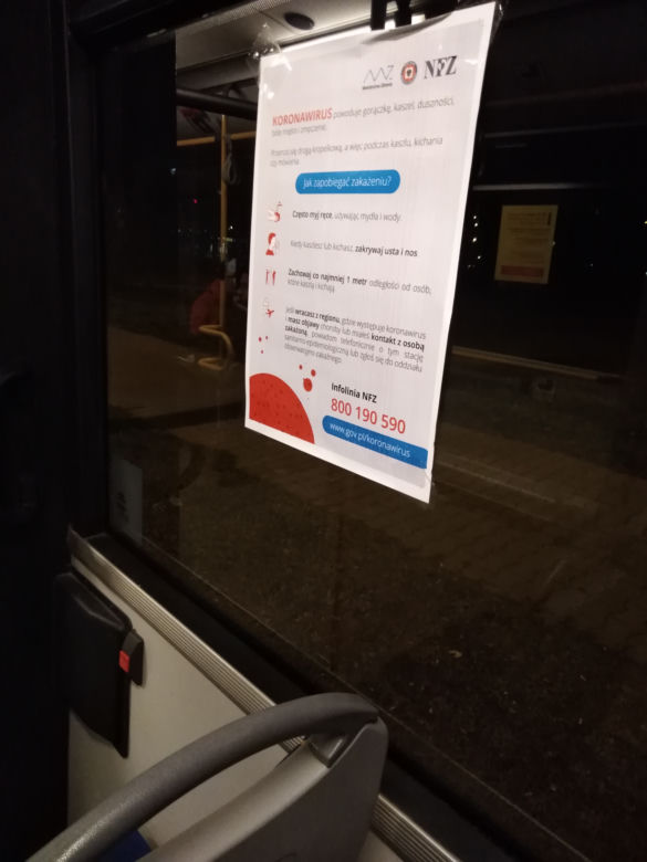 Wszędzie wywieszone są informacje dotyczące koronawirusa