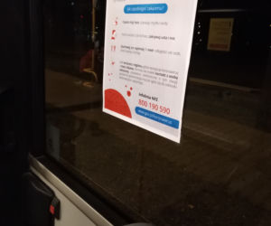 Wszędzie wywieszone są informacje dotyczące koronawirusa