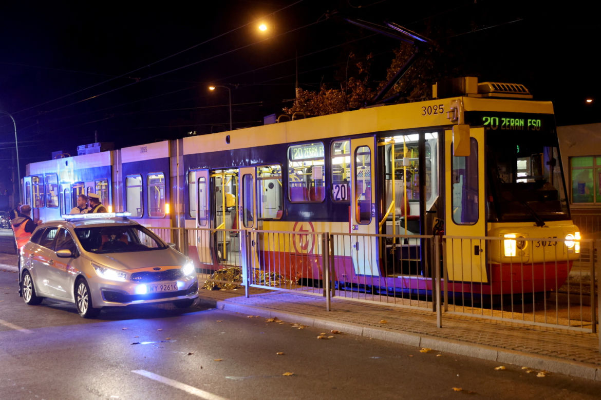 Śmiertelny wypadek w Warszawie. Pieszy zginął pod kołami tramwaju