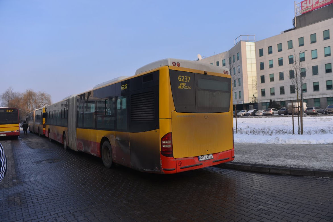 Wożą pasażerów brudasami