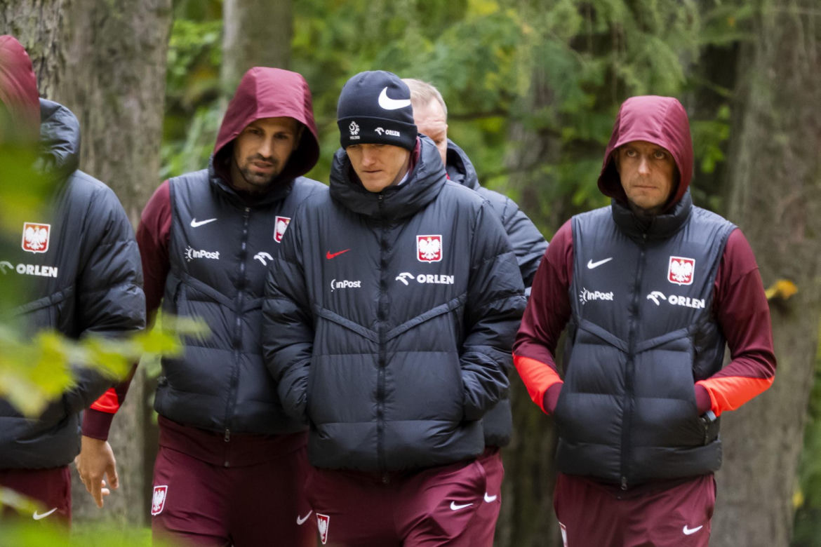 Reprezentacja zmokła na spacerze. Lewandowski się krył przed deszczem
