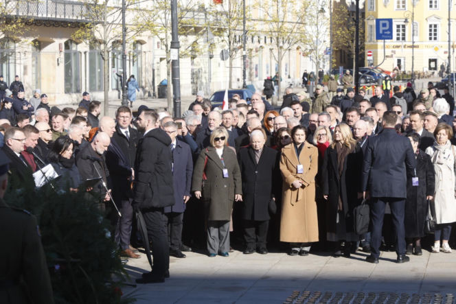 Rocznica katastrofy smoleńskiej. Prezydent Nawrocki uczcił pamięć zmarłych