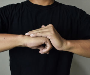 Lekarze obalają mit o artretyzmie. Jeden sygnał przy strzelaniu palcami to wyjątek