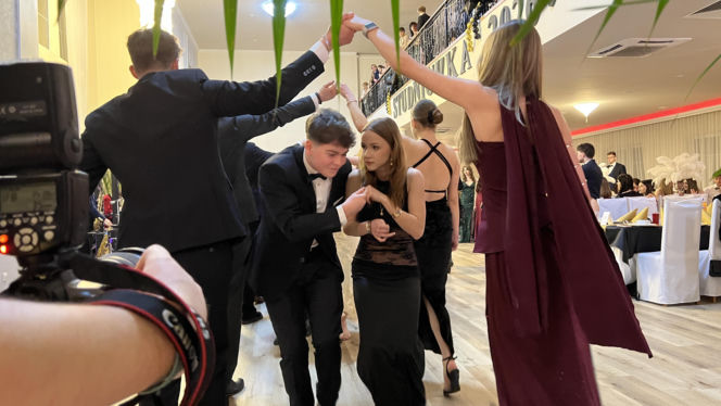 Studniówka pełna blasku i emocji! Tak bawili się maturzyści II LO w Bydgoszczy [ZDJĘCIA]