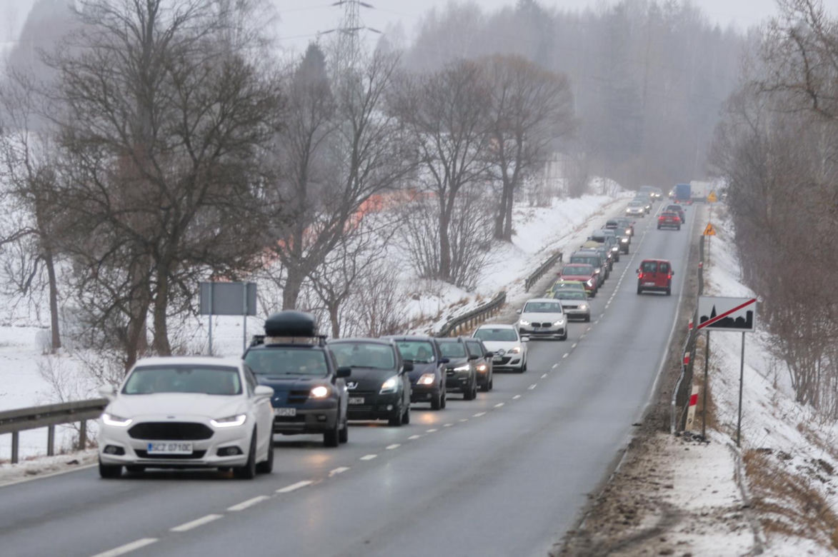 Święta pod Tatrami. Korki na zakopiance, trzeci stopień zagrożenia lawinowego, wcześniejsza rezerwacja parkingów
