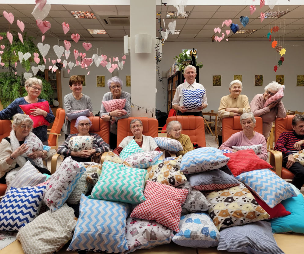 Seniorzy z Kubu Płomień uszyli już ponad 200 poduszek