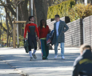 Maciej Musiał nad morzem z deską