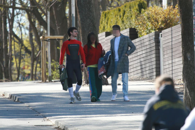 Maciej Musiał nad morzem z deską