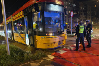 Kobieta wpadła pod Tramwaj w Warszawie. Jest w ciężkim stanie