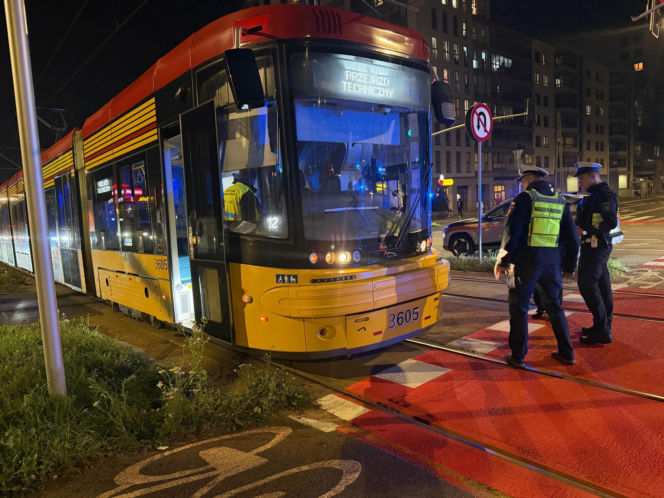 Kobieta wpadła pod Tramwaj w Warszawie. Jest w ciężkim stanie