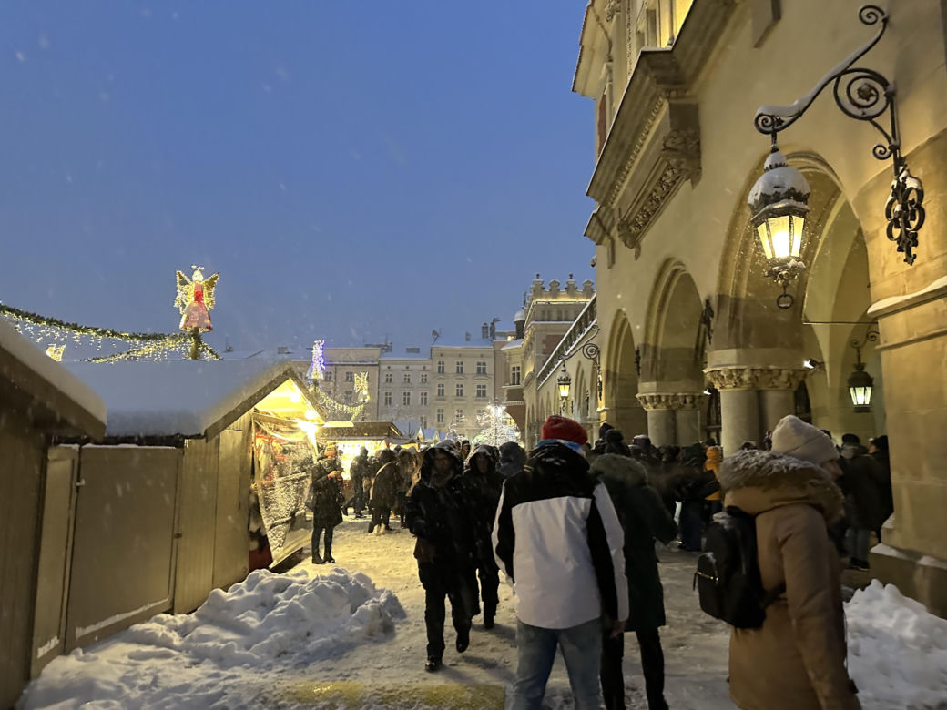 Choinka rozbłysła na Rynku Głównym. Tak wygląda Kraków w zimowej scenerii! 