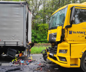 Zderzenie dwóch tirów i osobówki. Poważny wypadek na DK12 w Krzemieniewie