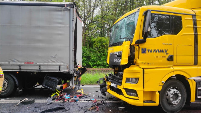 Zderzenie dwóch tirów i osobówki. Poważny wypadek na DK12 w Krzemieniewie