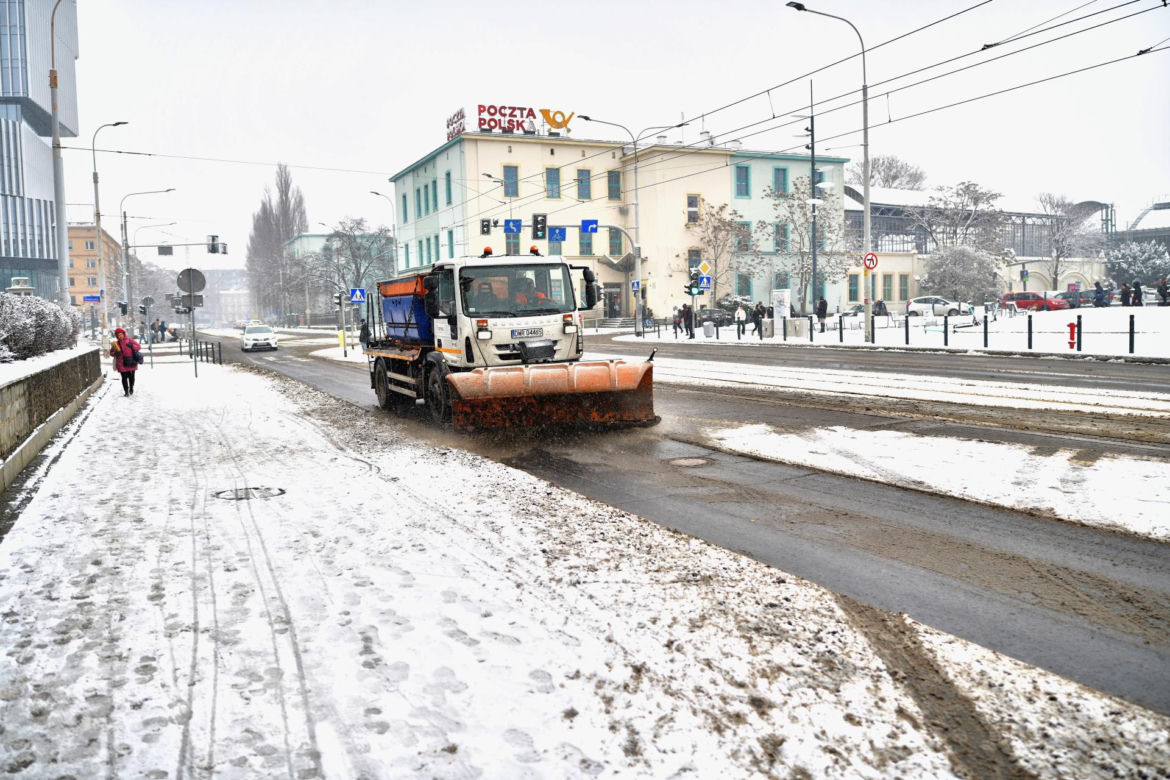 Atak zimy w Polsce! Śnieg zasypał miasta i wsie [ZDJĘCIA]