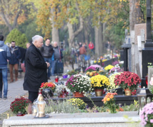 Jarosław Kaczyński na grobie swojej mamy Jadwigi Kaczyńskiej