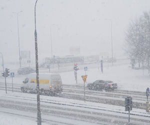 Atak zimy na Warmii i Mazurach. Intensywne opady śniegu utrudniają jazdę [ZDJĘCIA]