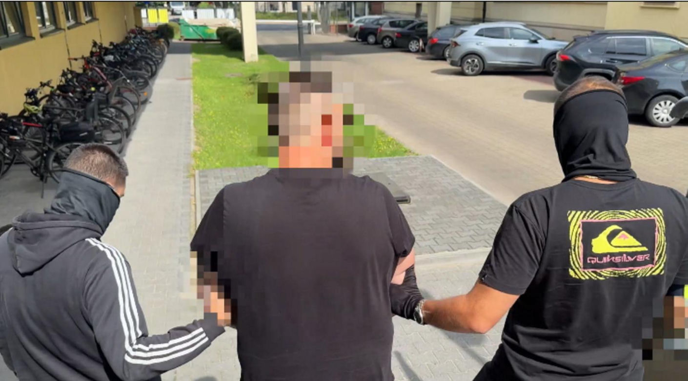 Uśmiechnięty lider gangu w rękach policji. 36-latek wpadł po latach