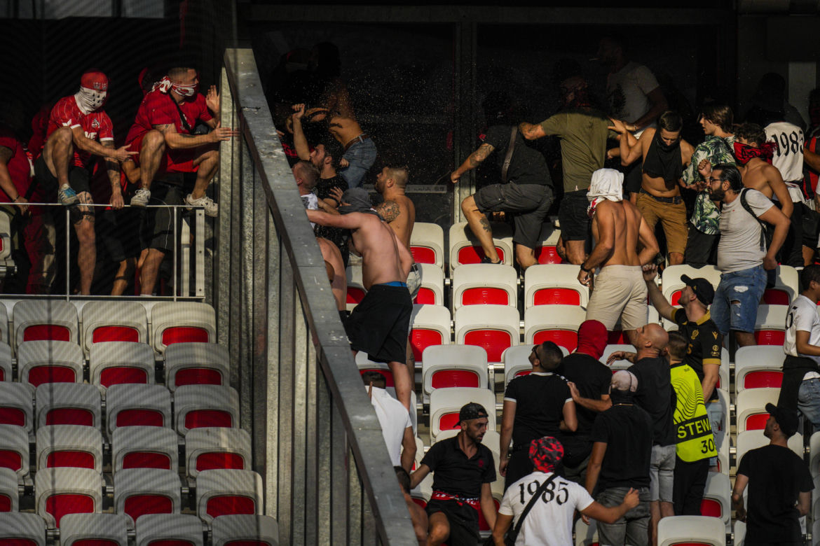 Zadyma na meczu OCG Nice - FC Koln 