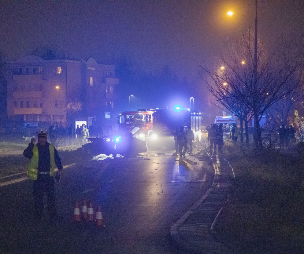 Z dwoma promilami wjechał w latarnie i drzewo. Masakra na Mokotowie