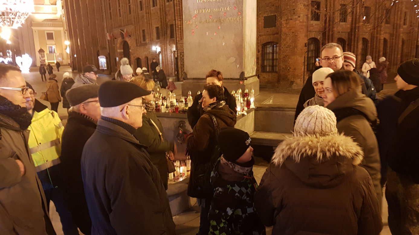 Torunianie nagrali kondolencje dla rodziny Pawła Adamowicza i gdańszczan