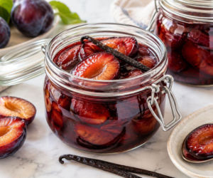 Słodkie, kwaśne i lekko korzenne. Śliwki w balsamico warto zrobić choć raz