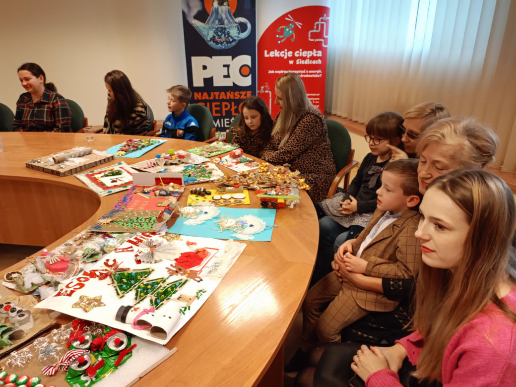 Podsumowanie konkursu na bożonarodzeniową kartkę świąteczną z recyklingu odbyło się w siedzibie Przedsiębiorstwa Energetycznego w Siedlcach