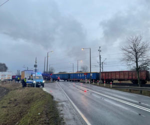 Zderzenie lawety z pociągiem koło Gniezna! Pojazdy stanęły w płomieniach 