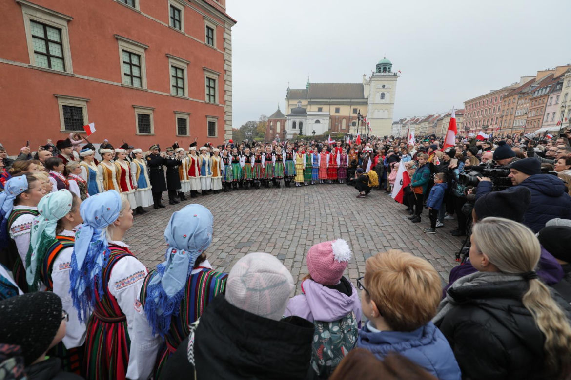 Wspólne śpiewanie hymnu w Warszawie