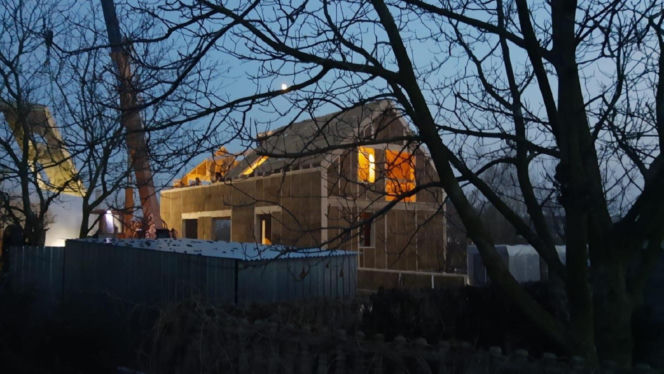 Dom z prefabrykatów drewniano-słomianych