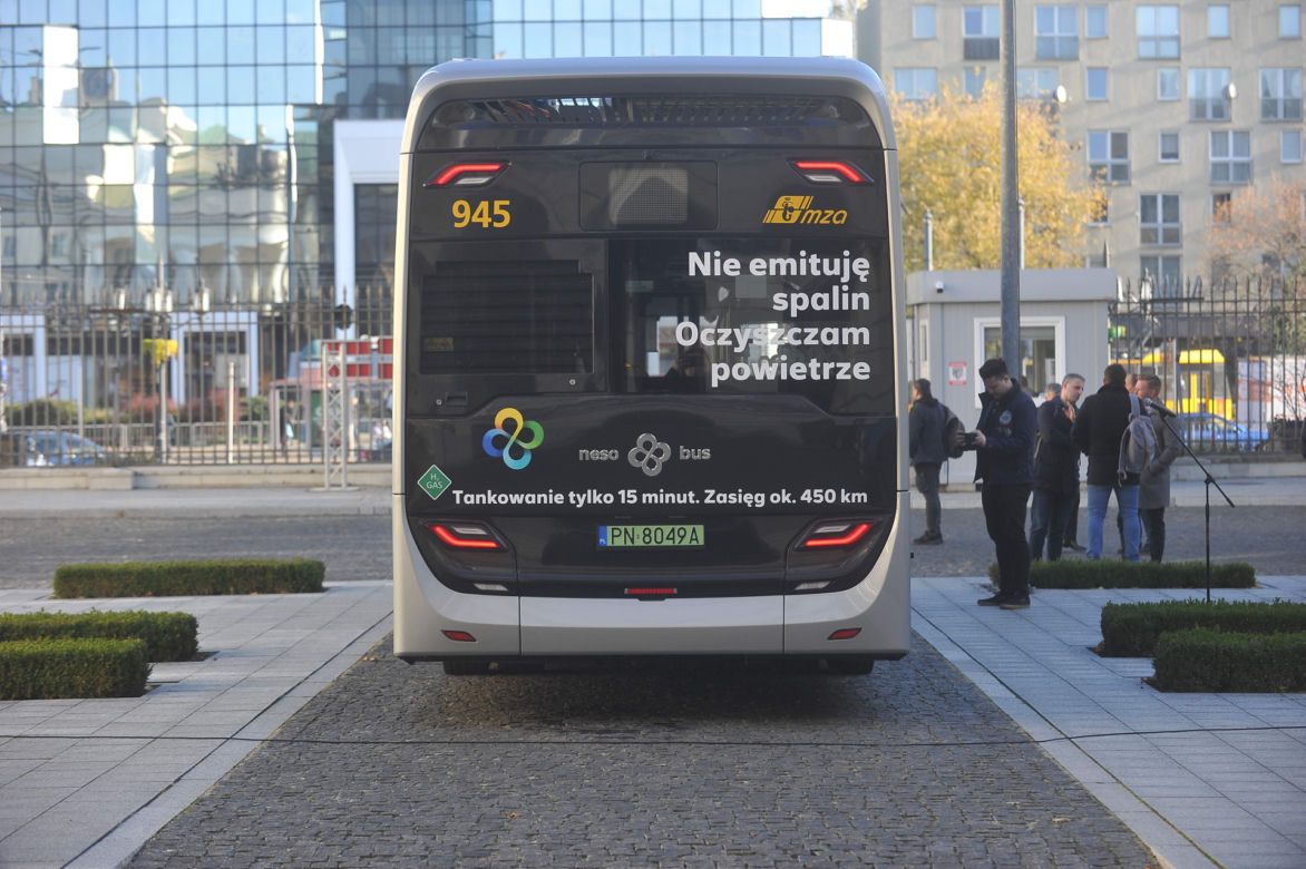 Trzaskowski pochwalił się autobusem na wodór. Miasta nie stać na jego zakup 
