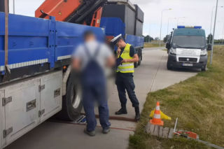 Inspektorom coś śmierdziało. Ciężarówka z szambem nie spełniała norm
