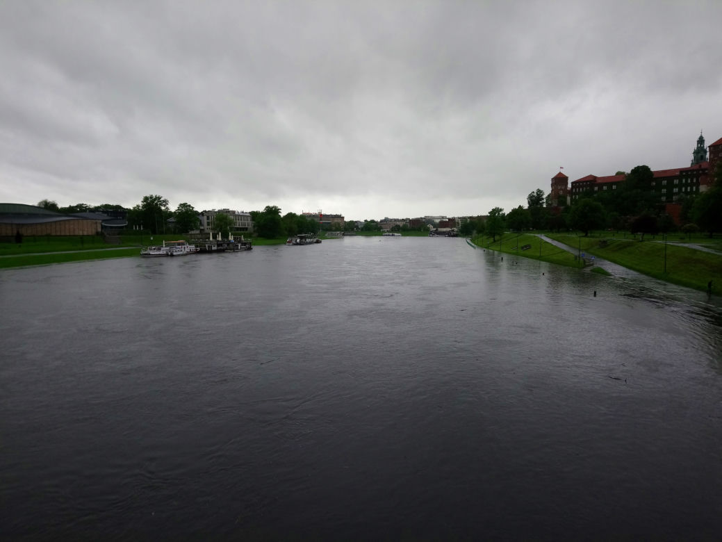 Ulewy w Krakowie 23.05.2019: Wylała Wisła, zalane są bulwary