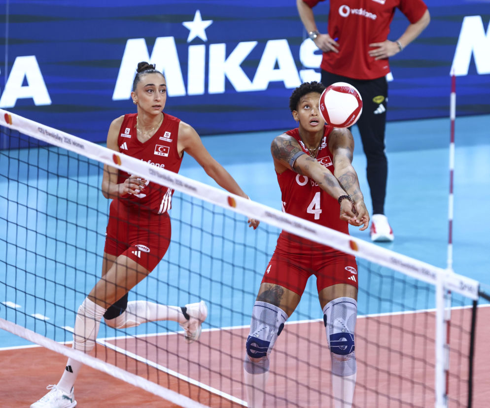 Turecka siatkarka Melissa Vargas odbija piłkę w meczu z Serbią. O awansie Turcji do finału przeczytasz na SE Supersport.