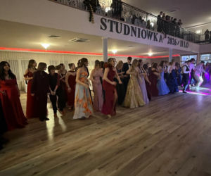 Studniówka pełna blasku i emocji! Tak bawili się maturzyści II LO w Bydgoszczy [ZDJĘCIA]