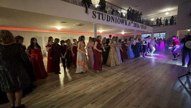 Studniówka pełna blasku i emocji! Tak bawili się maturzyści II LO w Bydgoszczy [ZDJĘCIA]