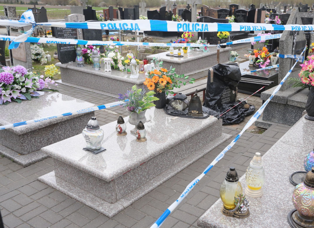Płyta z nagrobka zabiła Milanka. Tragedia na cmentarzu. Pomnik zawalił się na 1,5 rocznego chłopca