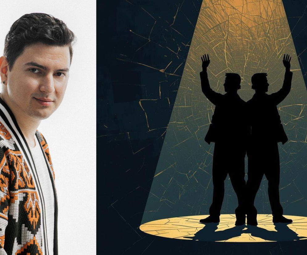 Uśmiechnięty Krzysztof Sulwiński, czyli Kristiano, w kardiganie w geometryczne wzory, obok grafiki dwóch sylwetek w świetle reflektorów symbolizujących kradzież pseudonimu artystycznego. O tym, jak Urząd Patentowy RP może uratować kariery, przeczytasz na Super Biznes.