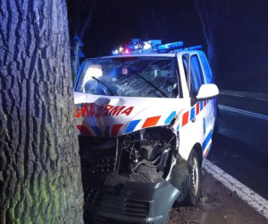 Wypadek w Borównie. Karetka uderzyła w drzewo [ZDJĘCIA]