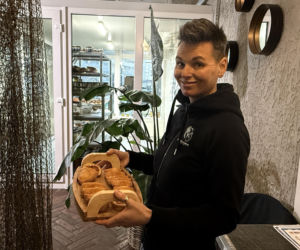 Jedni go kochają, inni pukają się w czoło. Oto pączek, który podzielił Polskę