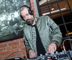 Tak na początku kariery wyglądał Piotr Kędzierski. Dziś trudno go rozpoznać na starych zdjęciach