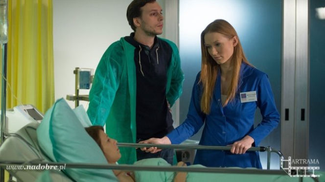 Na dobre i na złe odc. 552. Wiktoria Consalida (Katarzyna Dąbrowska), Beata (Anna Stela), Marcin (Ksawery Szlenkier)