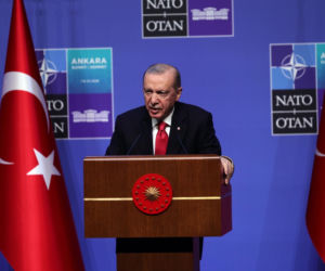 Erdogan zaskoczył przywódców NATO prezentami. Podarował im rewolwery i amunicje