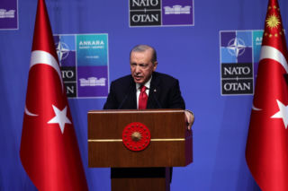 Erdogan zaskoczył przywódców NATO prezentami. Podarował im rewolwery i amunicje